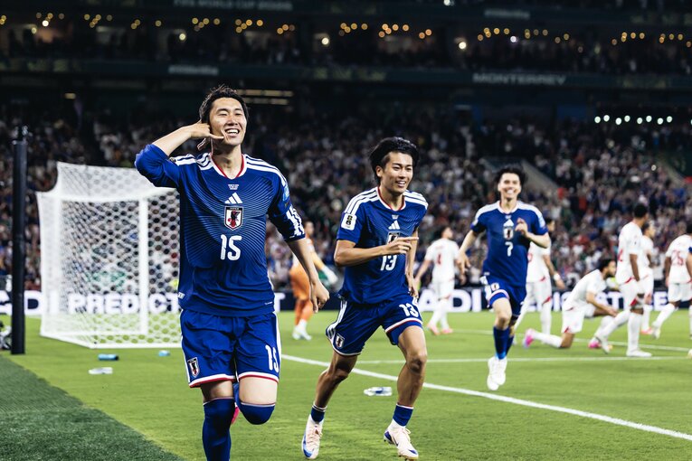 【日本サッカー名選手レア写真集】北中米W杯チュニジア戦の鎌田大地（画像は右に続きます）　©Kiichi Matsumoto/JMPA