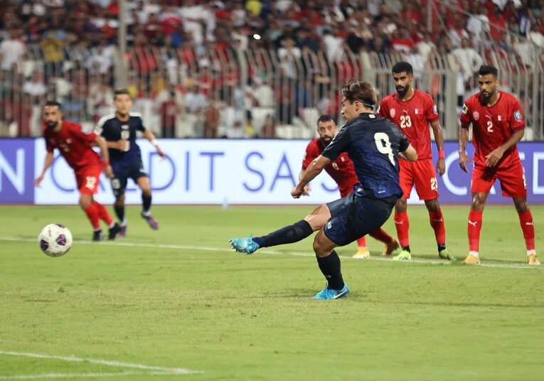 上田はPKをキッチリとゴール左隅へと蹴り込んだ。後半開始早々にもゴールネットを揺らし、この日2得点（全4枚中の2枚目）　©JIJI PRESS