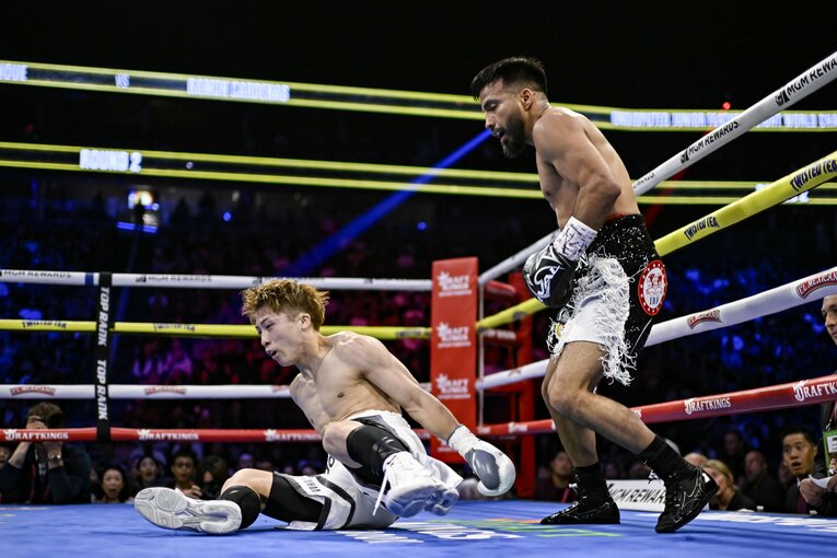 2回、カルデナスは左フックで井上からダウンを奪った　©Hiroaki Finito Yamaguchi