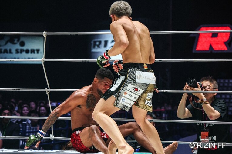 秋元強真vs.パッチー・ミックス　©RIZIN FF