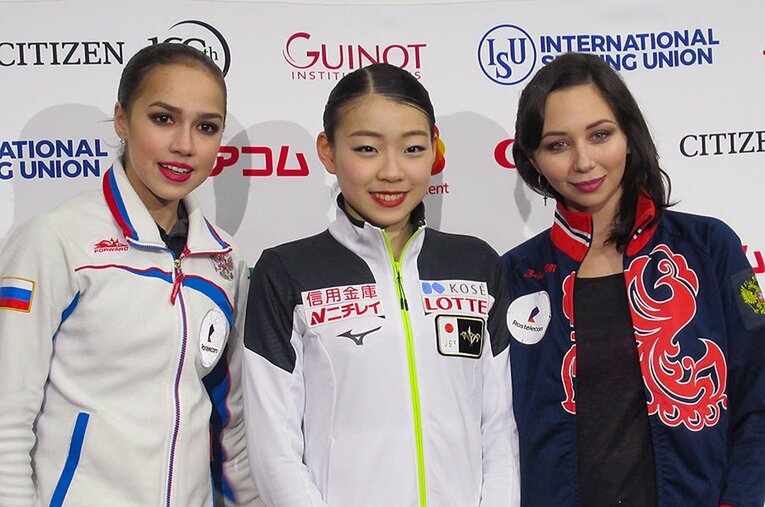 16歳の新女王となった紀平梨花。ザギトワ（左）とトゥクタミシェワを含めた顔ぶれに、新時代を感じる。 ／ photograph by Akiko Tamura