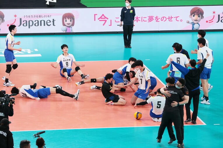 優勝が決まった瞬間、コートに崩れ落ちる駿台学園の選手たち。フルセットまでもつれる大激戦だった　©︎Naoki Morita/AFLO SPORT