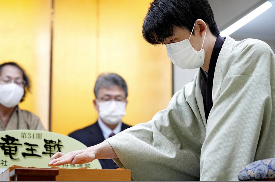 「藤井聡太竜王の序盤力がAI研究によって…」タイトル経験者・中村太地七段が語る19歳最年少四冠の《半端ない進化》<Number Web> photograph by Kyodo News