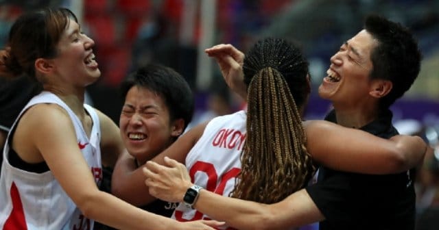 「怒らないコーチング」を日本のスポーツの常識に…女子バスケ代表・恩塚亨HCが掲げる「五輪で金」だけじゃない野望 - バスケットボール日本代表 -  Number Web - ナンバー