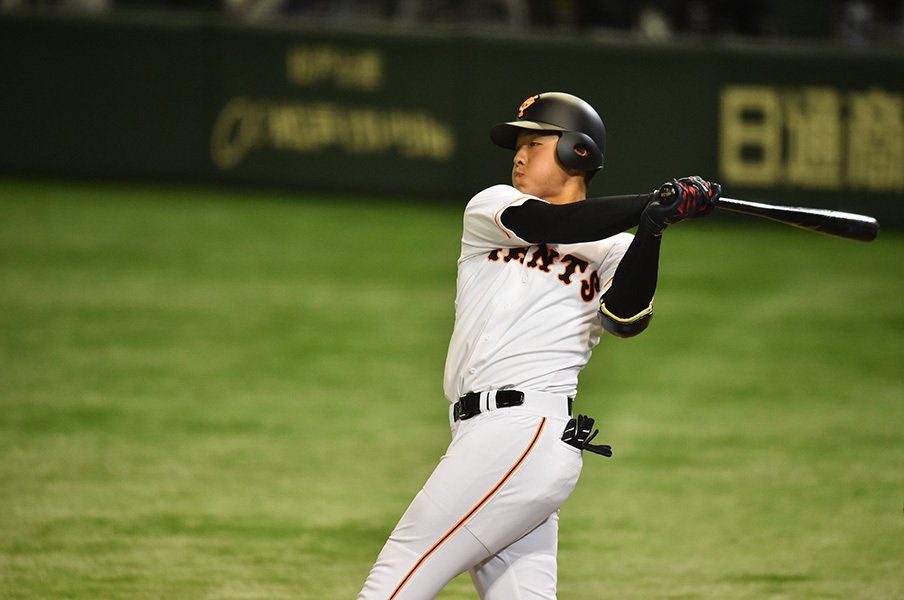 高橋監督が井端コーチに託した岡本和真、2年目の“英才教育”。<Number Web> photograph by Hideki Sugiyama
