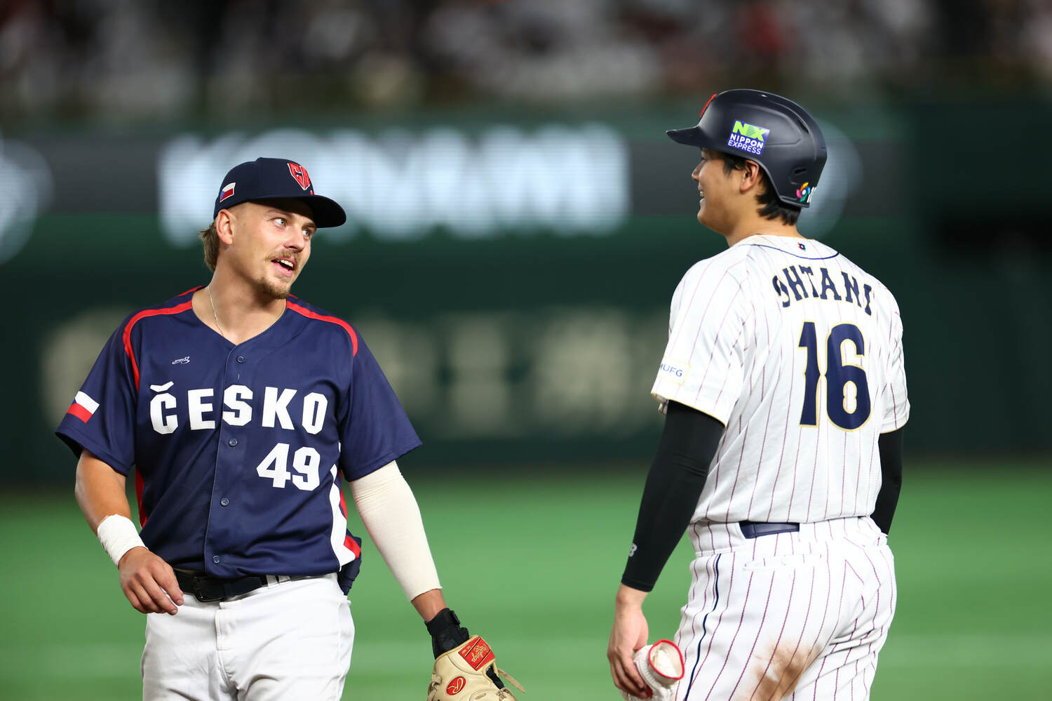 大谷翔平と笑顔で言葉を交わすチェコ代表のマルティン・ムジーク　©CTK Photo/AFLO