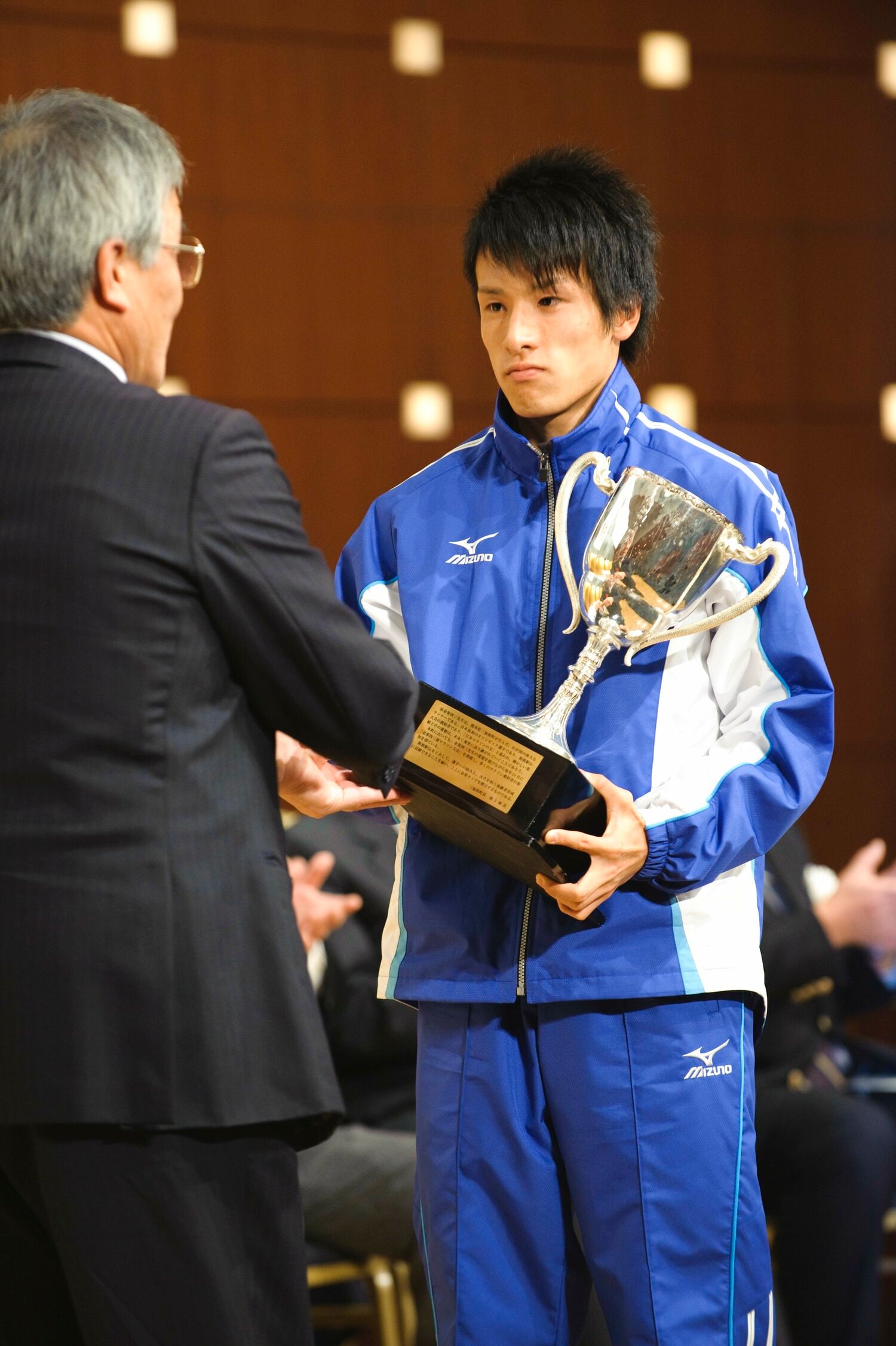 箱根駅伝で金栗四三杯を受賞　©Asami Enomoto