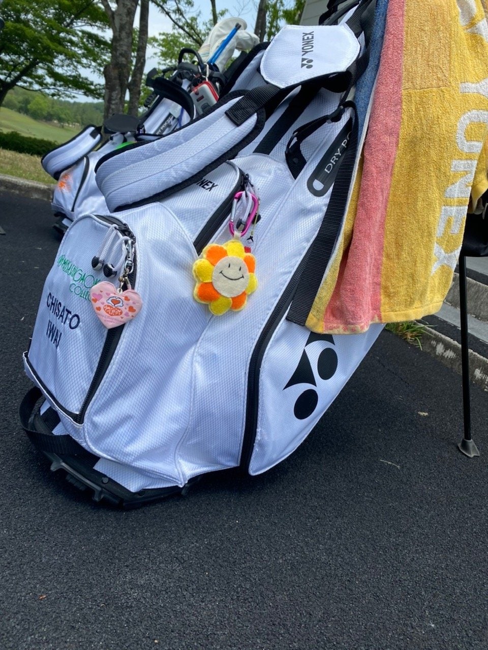 仲間たちのエールが込められたお守りをキャディバックにつけてプレーした(提供/岩井千怜)