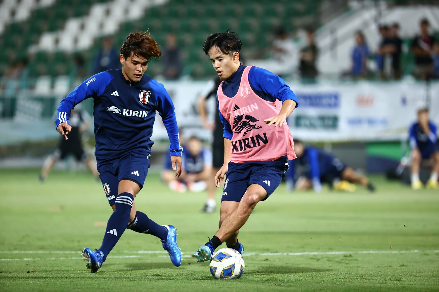 日本代表の練習で久保建英とマッチアップ　©︎JFA/AFLO