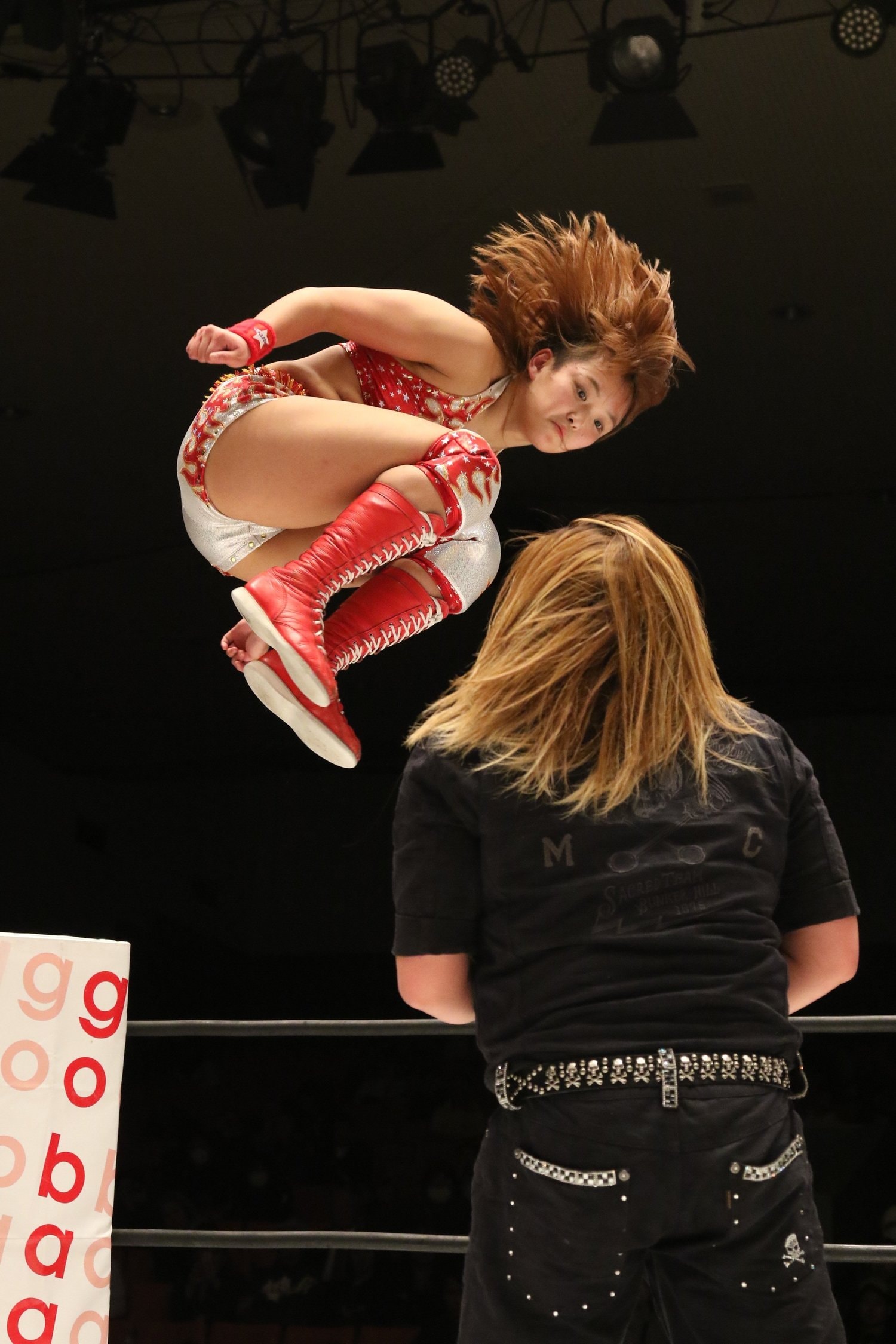 世志琥にミサイルキックするSareee　©AFLO