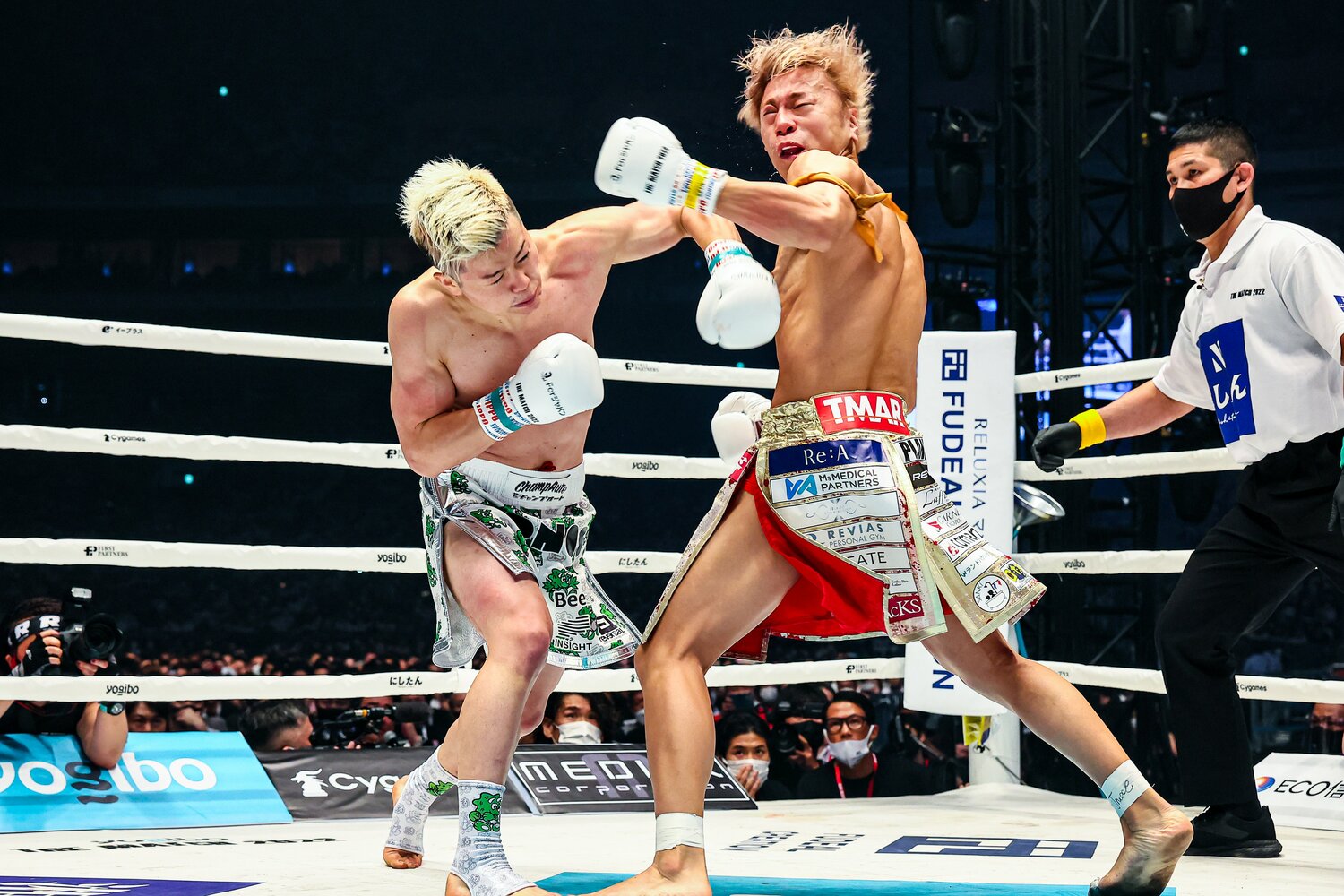 那須川天心の左フックが武尊の顔面をとらえた瞬間　©THE MATCH 2022/Susumu Nagao