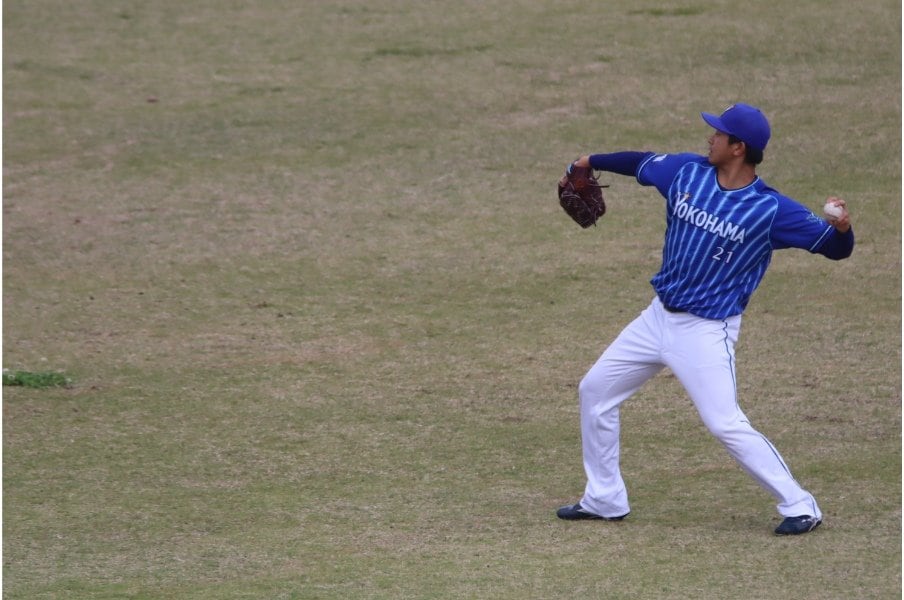 リハビリ途上の今永は遠投にいそしむ©Kou Hiroo
