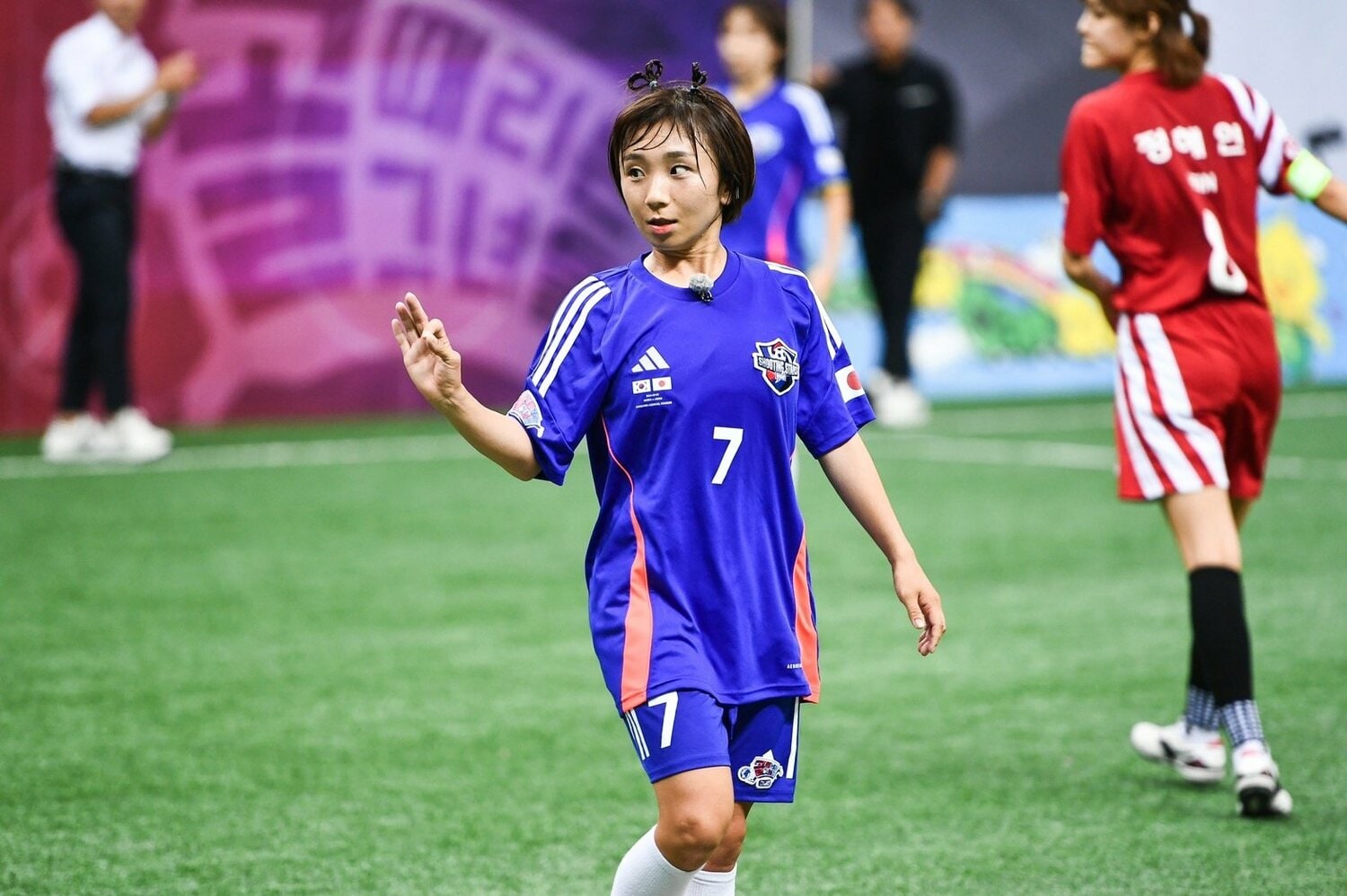 足の指にヒビが入るまでのめり込んだサッカー　©Narumi Takahashi