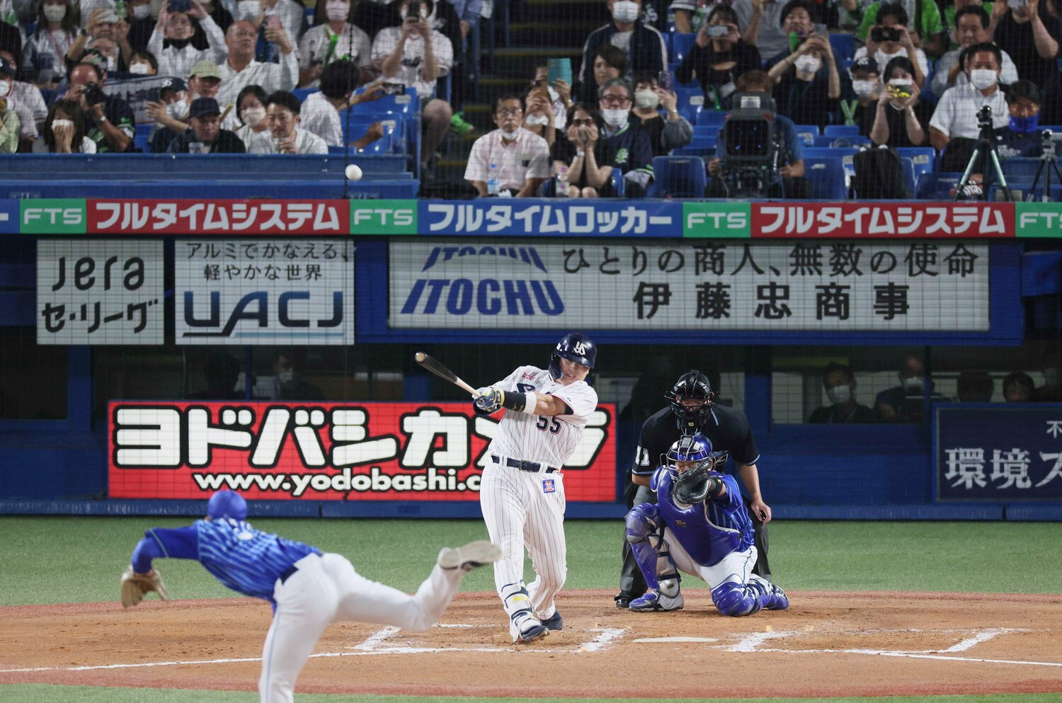 今シーズン最終戦の最終打席で王貞治を超える56号を本塁打を放ったヤクルト村上宗隆　©︎JIJI PRESS