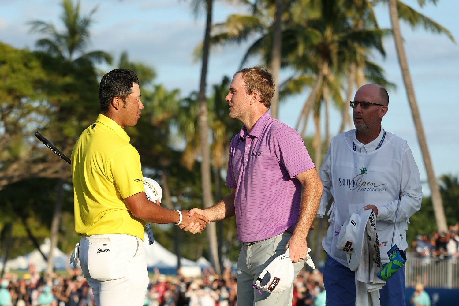 激闘を終えて、互いの健闘を称え合う松山とヘンリー　©︎Getty Images