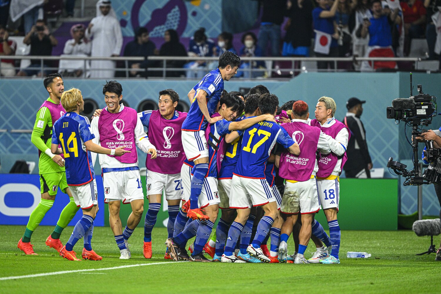 スペイン戦48分、堂安律の強烈な左足シュートで同点に追いつく。ベンチメンバーも堂安のもとに駆け寄った　©Takuya Sugiyama／JMPA