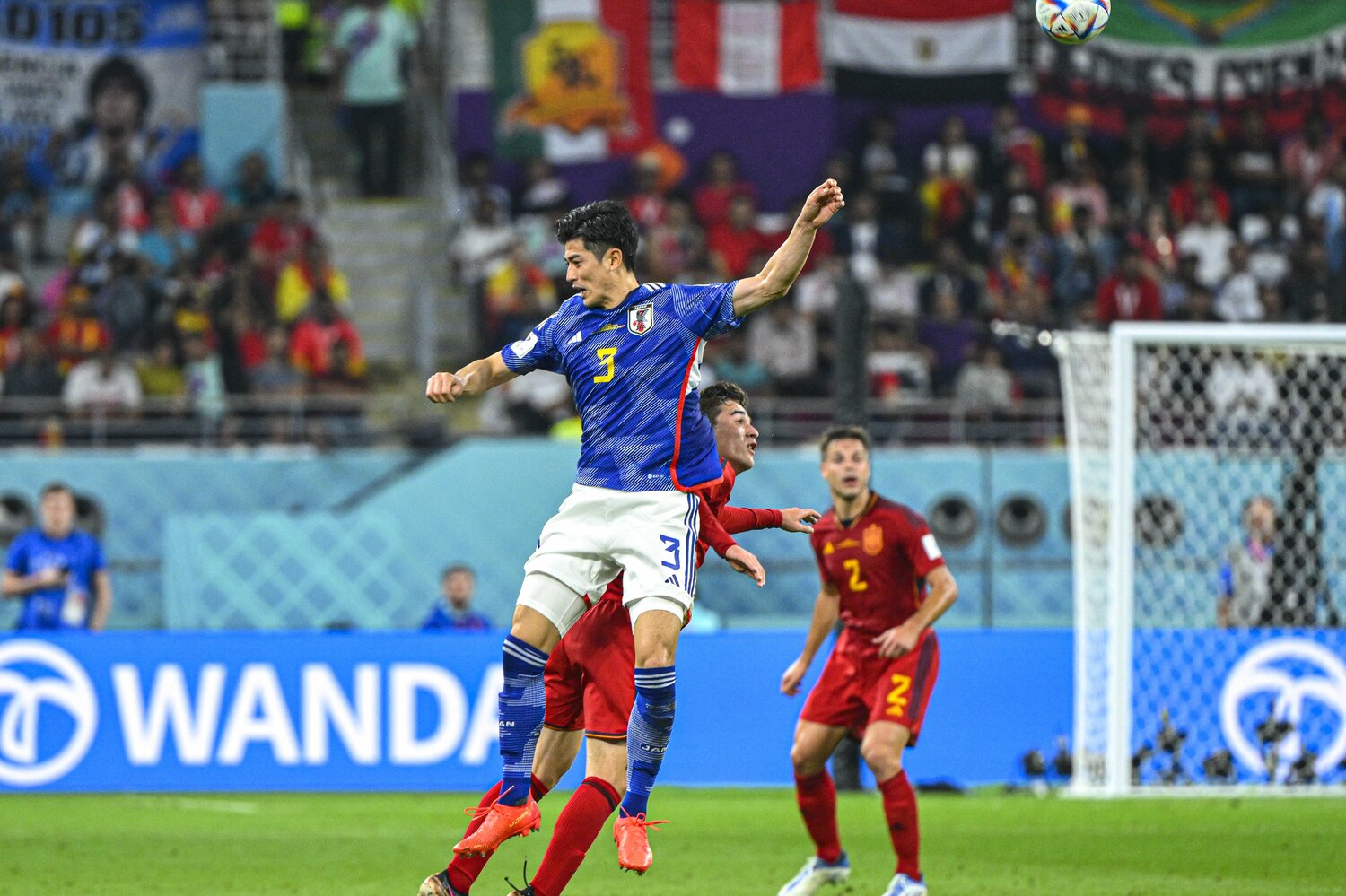 ガビをケアする谷口 ©Takuya Sugiyama/JMPA