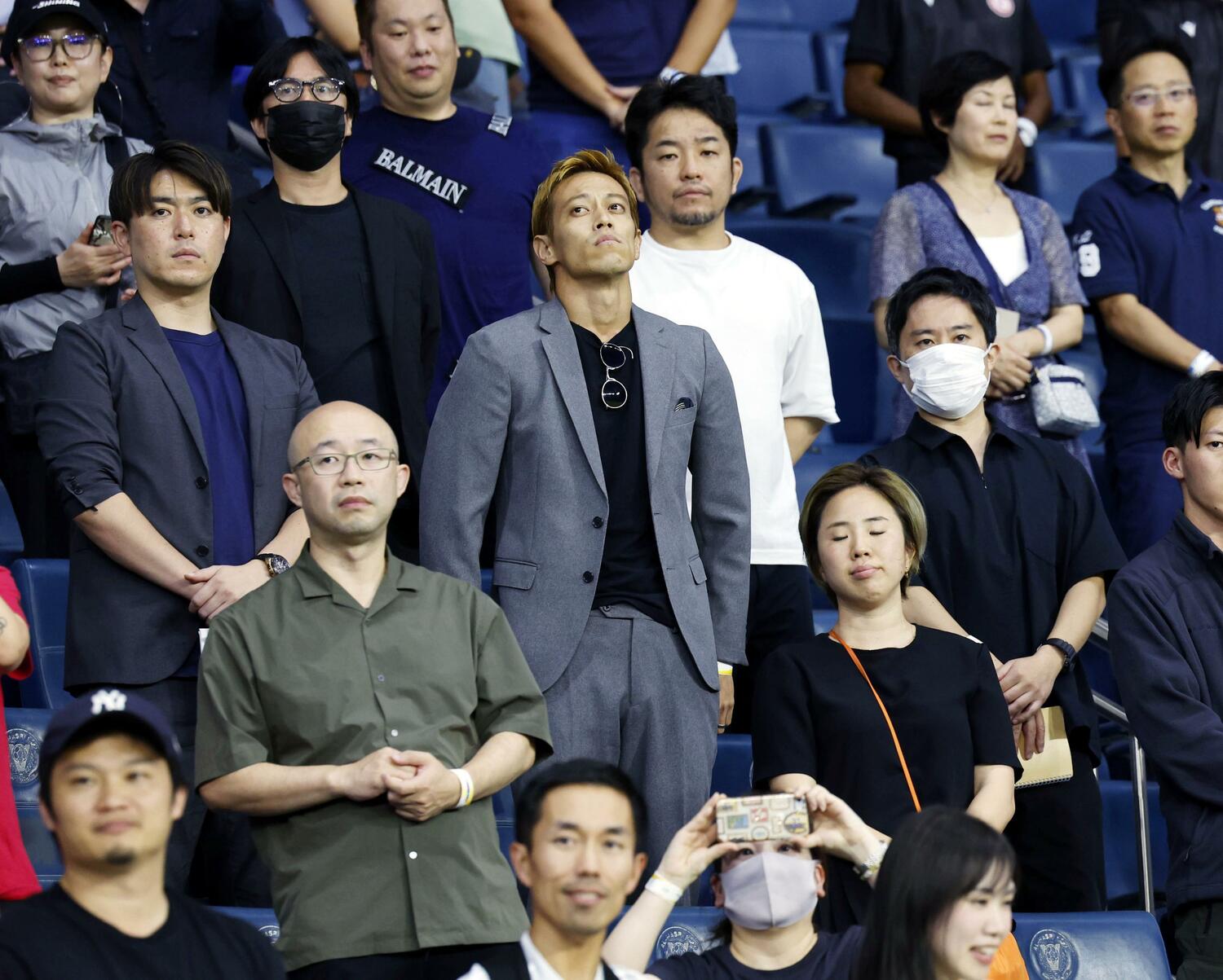 W杯前最後のテストマッチとなったカナダ戦で、解説へのイメージを膨らませていたという本田圭佑。隣には寺川アナの姿が　©︎KYODO