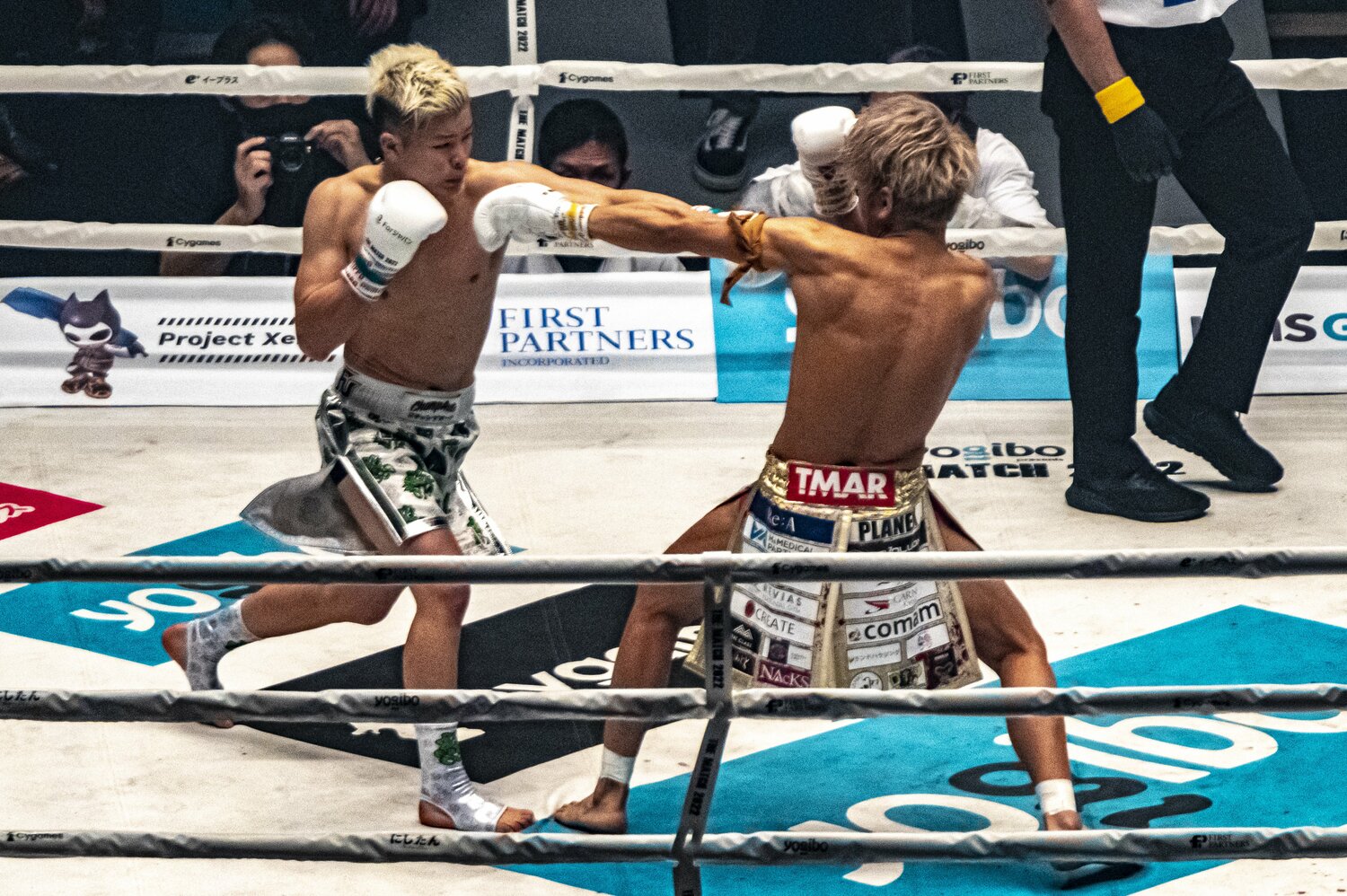 武尊の攻撃を見切りながら攻撃を仕掛けた那須川　©Takuya Sugiyama