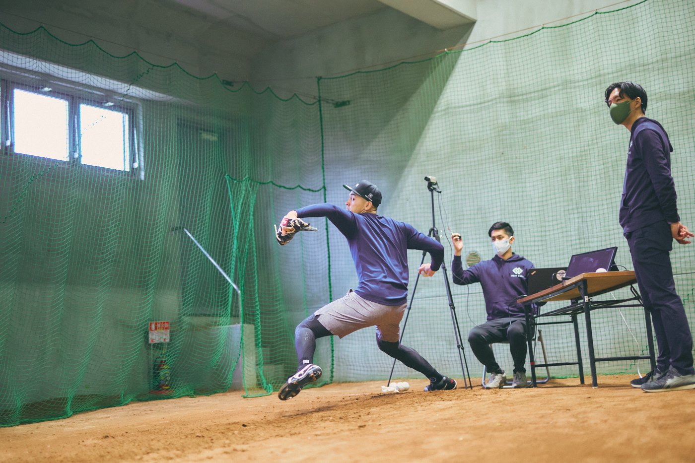 一球一球、確かめながらボールを投げ込む鈴木　©Taichi Chiba