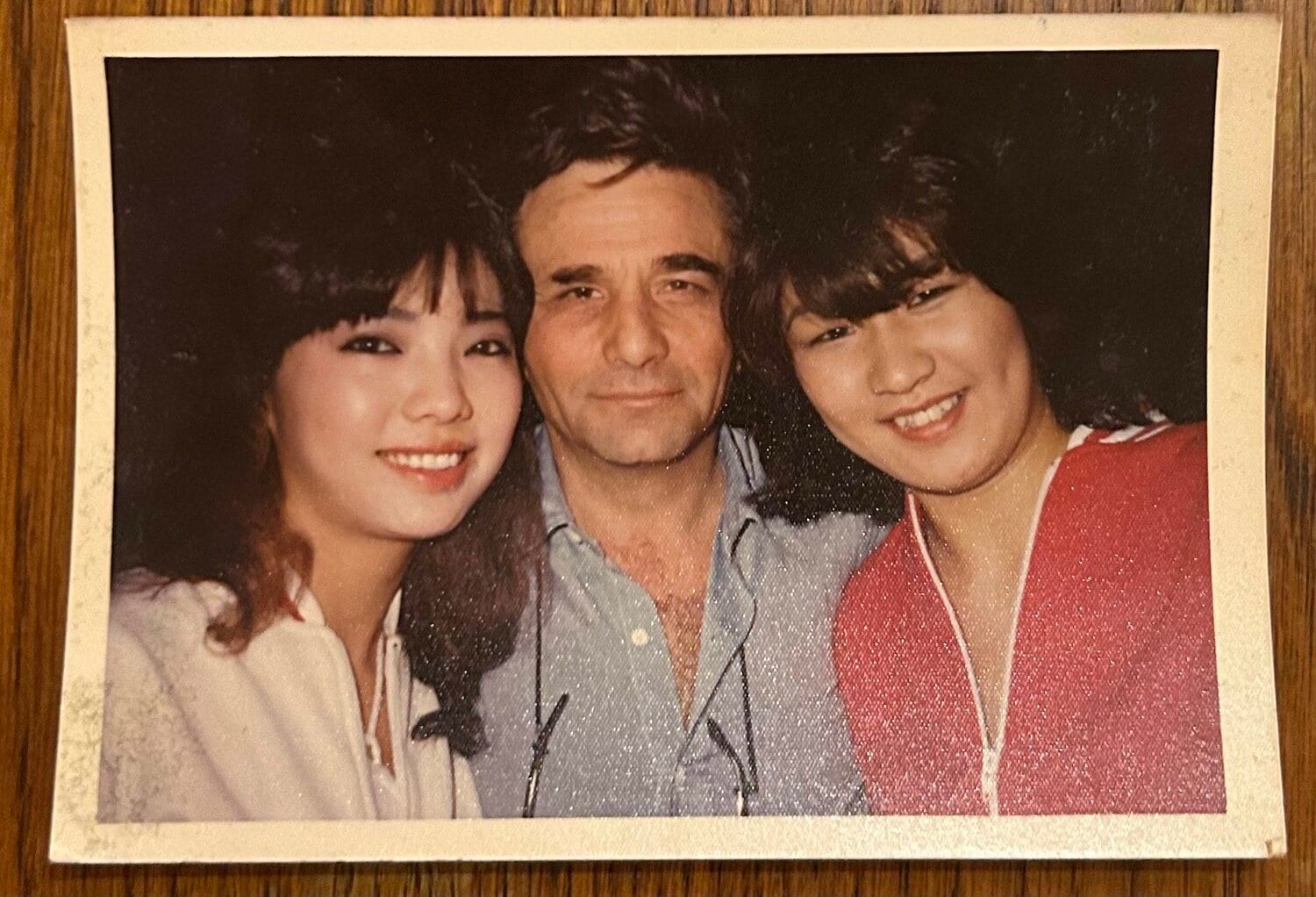 映画出演時の記念写真。右からジャンボ堀、ピーター・フォーク、ミミ萩原　提供：ジャンボ堀