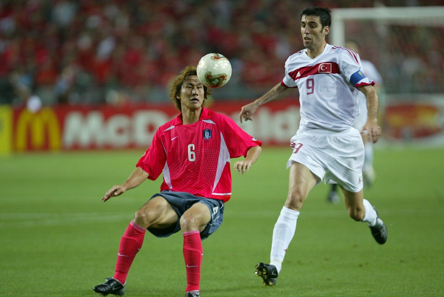 日韓W杯でのハカン・シュキュル（右）　©Sports Graphic Number