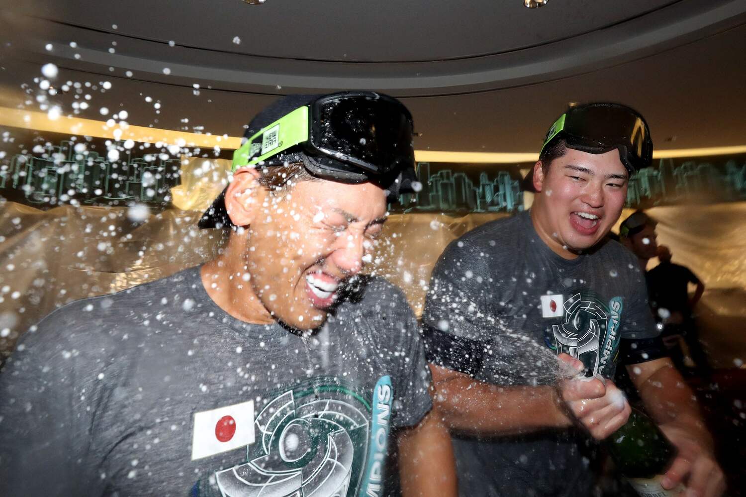 WBC決勝後、吉田正尚にビールをかける村上　©AFP／JIJI PRESS
