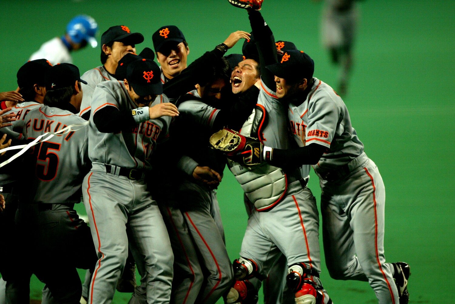 2002年の日本シリーズ、4連勝で日本一に。抑えの河原純一、阿部を囲んで歓喜の瞬間　©BUNGEISHUNJU