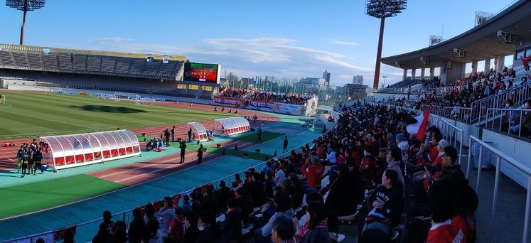 平日昼にもかかわらず多くのファンが駆け付けたWEリーグ浦和戦の様子に、チアゴ記者は感銘を受けたようだ　※本人提供