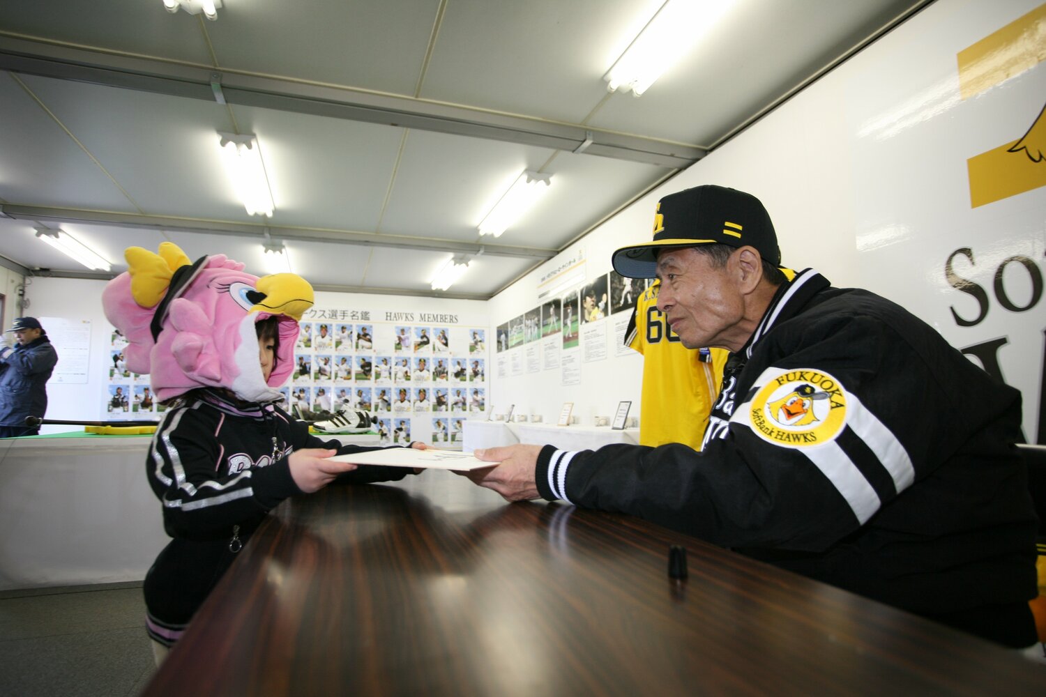 王は後年に至るまで、キャンプ地でのサイン会を続けた ©Hideki Sugiyama