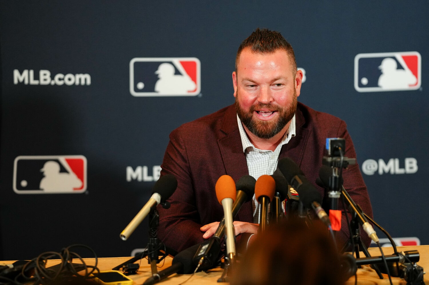 報道によればブルージェイズはドジャースと遜色ない条件を提示していたという(写真は MLBウィンターミーティングに出席したジョン・シュナイダー監督)