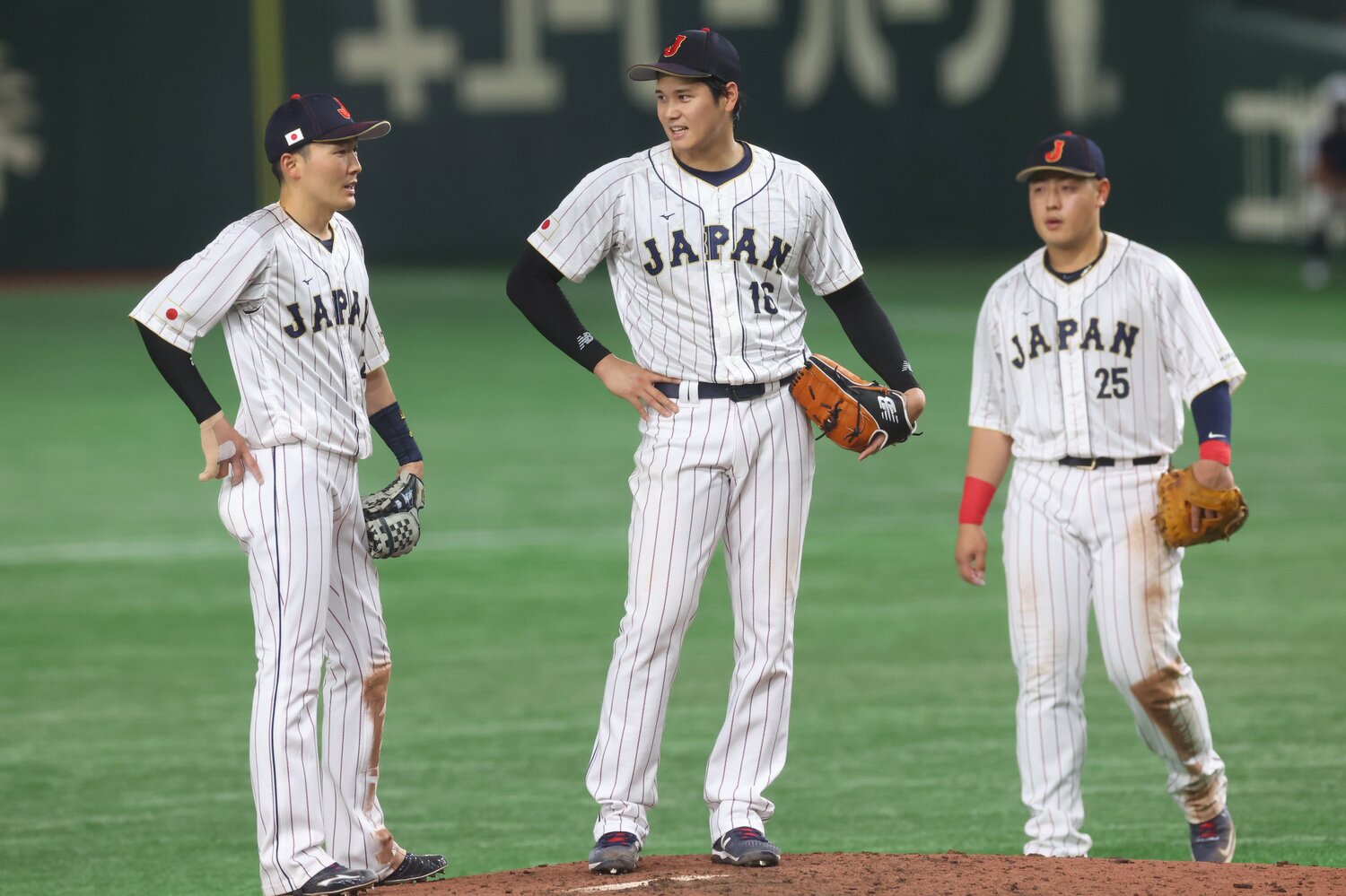 写真はイタリア戦。マウンドの大谷に話し掛ける　©AFLO