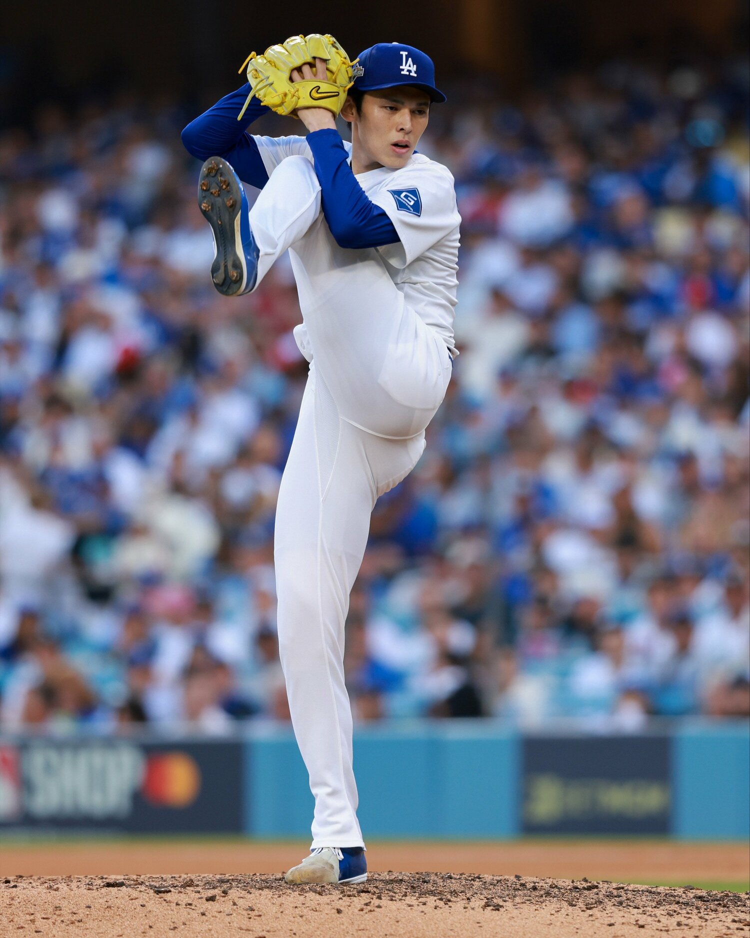 【比較写真】地区シリーズ第4戦での佐々木朗希。5月と比較して、左足が高く上がっているという声もあるが、「骨盤」がカギだった ©Getty Images