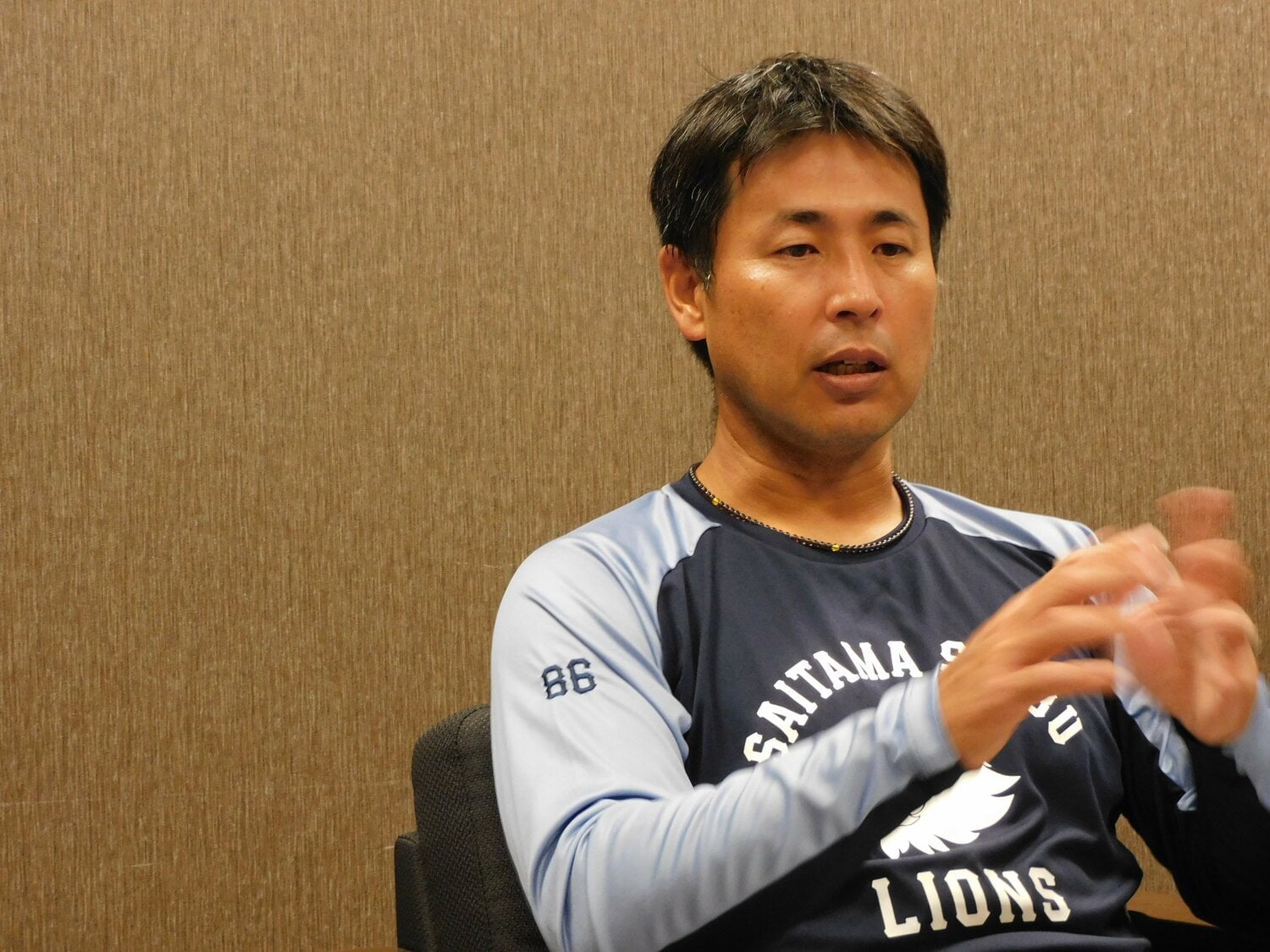 後輩・栗山の若手時代を振り返る赤田コーチ ©NumberWeb