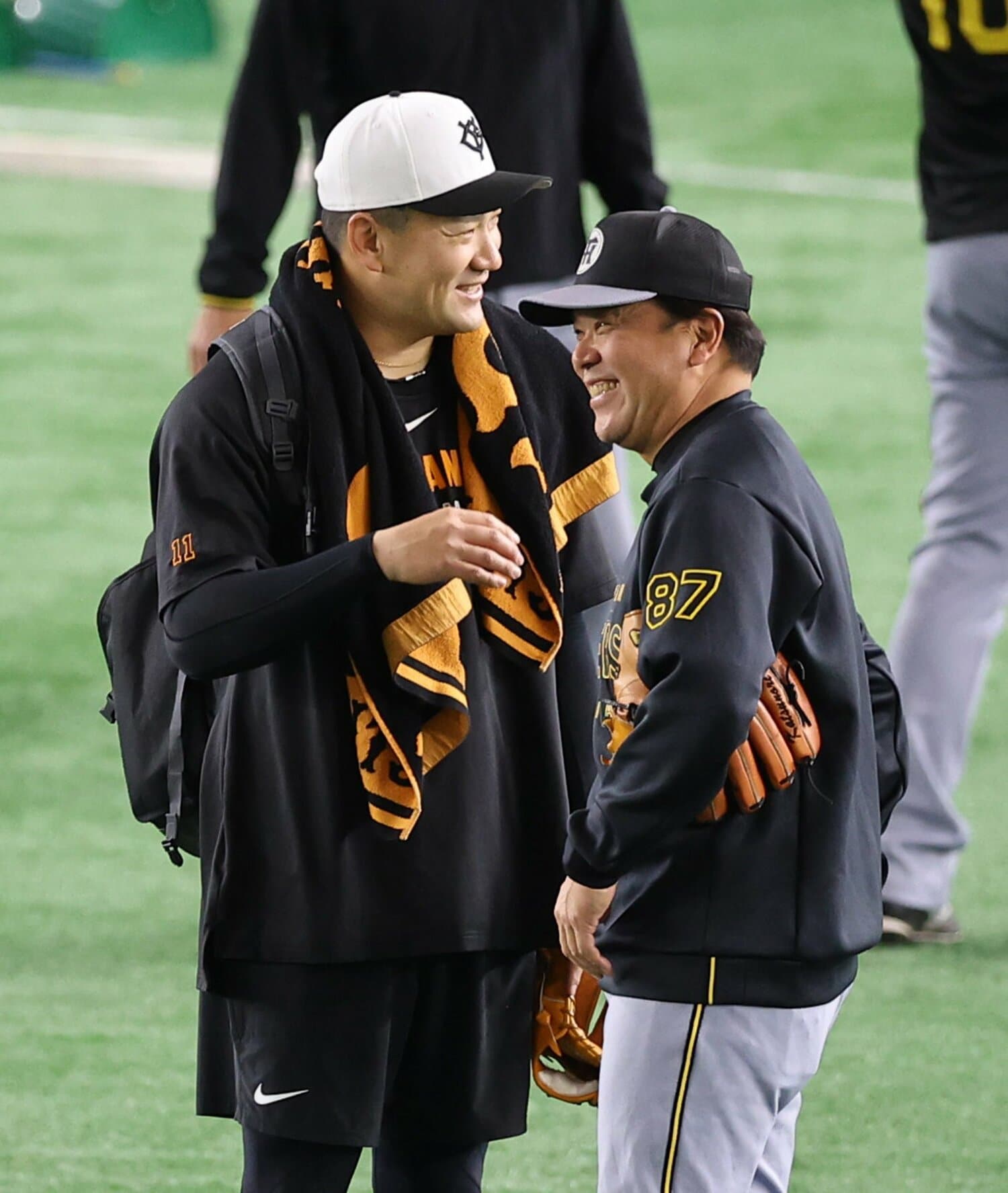 4月4日、阪神・野村克則コーチと談笑する田中将大。田中が楽天に入団した2007年から、野村は二軍育成コーチに就任し、3年間、同じチームに所属していた　©Sankei Shimbun