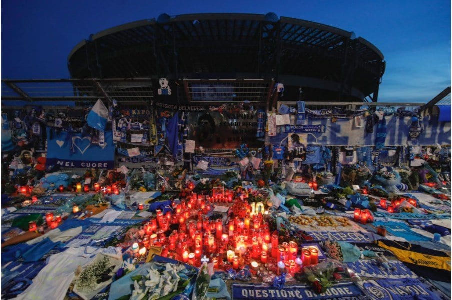 マラドーナを追悼するナポリの本拠地周辺