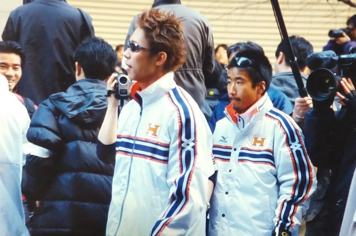 現在は駿河台大の監督を務める徳本と大手町で仲間のゴールを待つ大村／本人提供