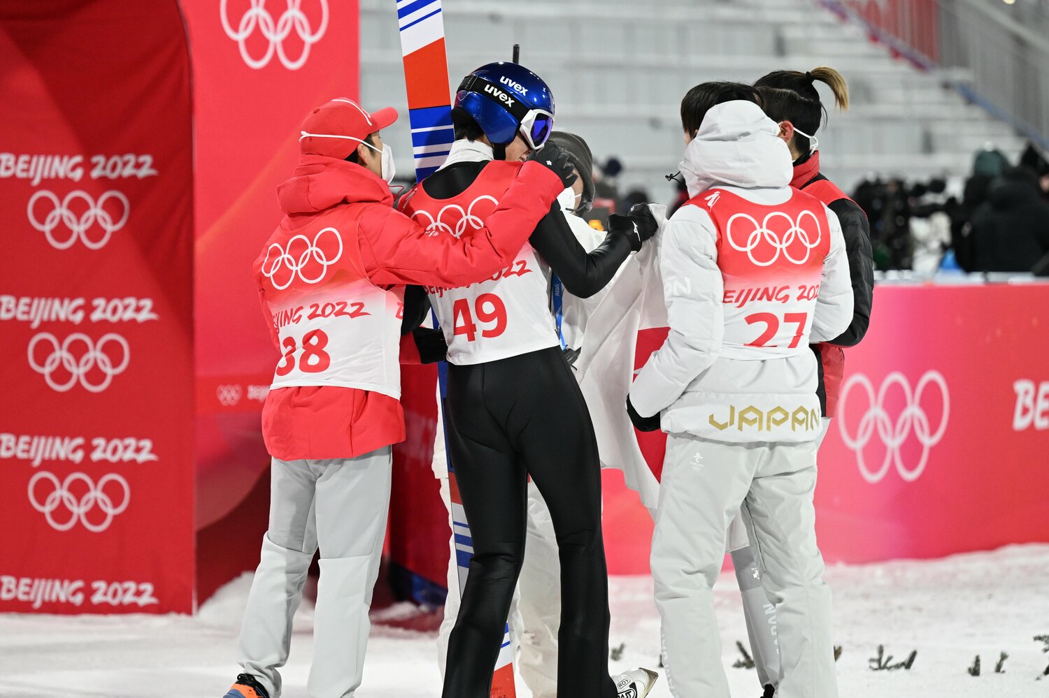 小林陵侑を祝福する日本の選手たち　©Naoya Sanuki/JMPA