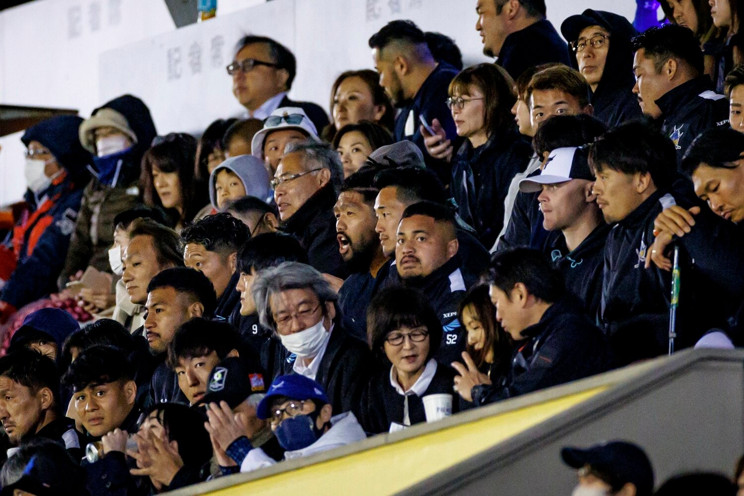 スタンドでも喋っていた堀江　©︎Kiichi Matsumoto