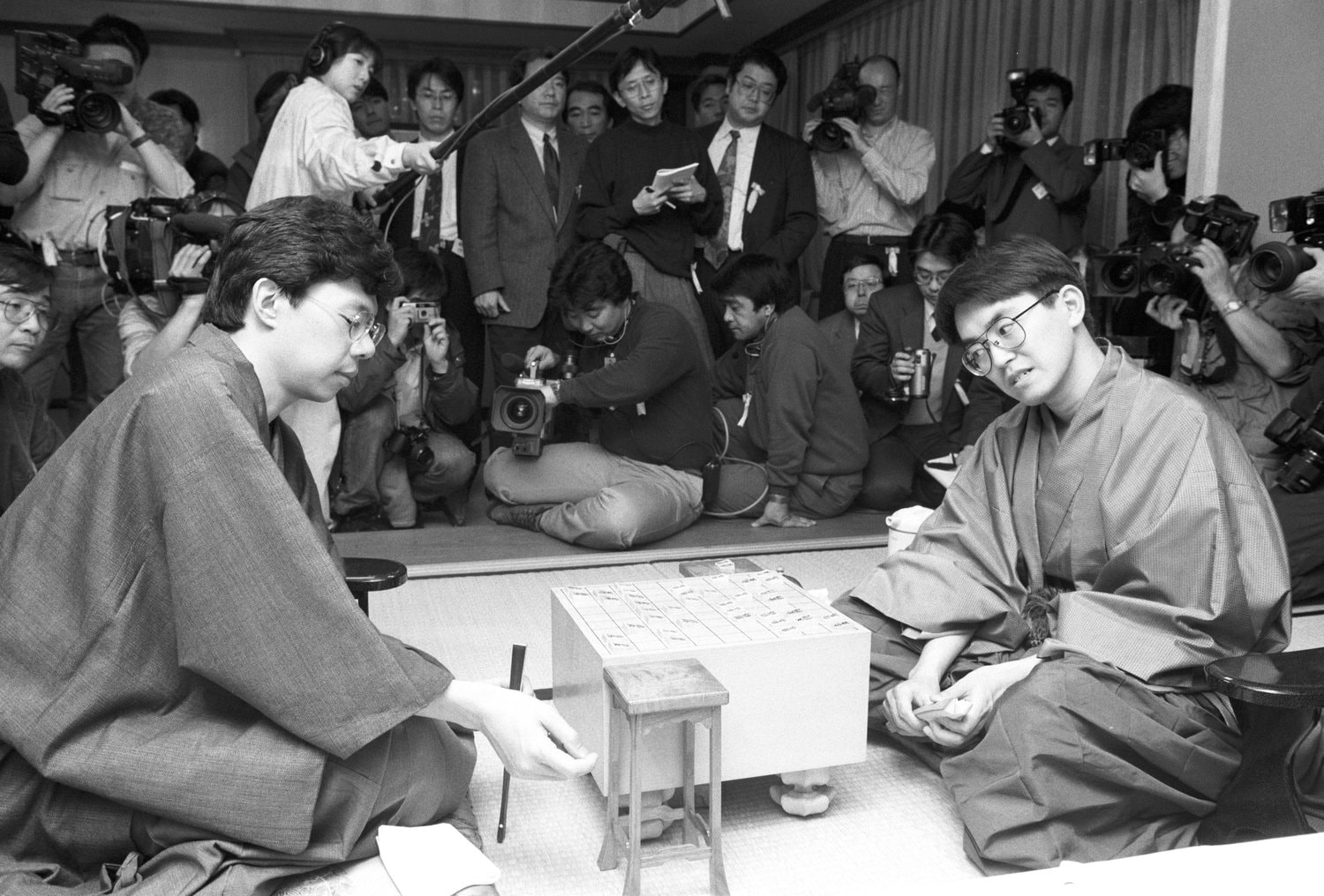 1995年3月の王将戦（写真）では谷川浩司が勝利。しかし1992年の竜王戦を手痛いミスで落として以降、対羽生戦のタイトル戦で7連敗を喫していた　©BUNGEISHUNJU