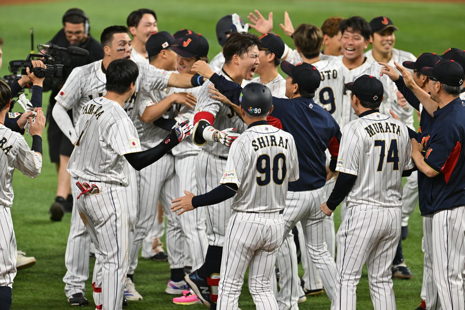 準決勝でサヨナラ打を放ち咆哮する村上。日本中に歓喜を呼んだ　©Naoya Sanuki