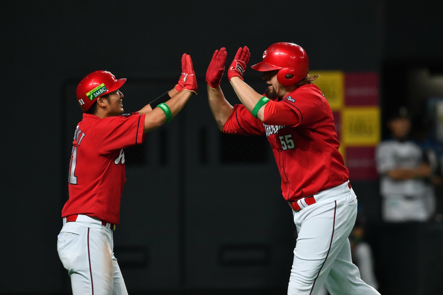 2016年日本シリーズ。ハイタッチするエルドレッドと鈴木誠也 ©Hideki Suigyama　※クリックいただくとエルドレッド＆鈴木誠也の若き日、名シーンなど多数写真がご覧になれます