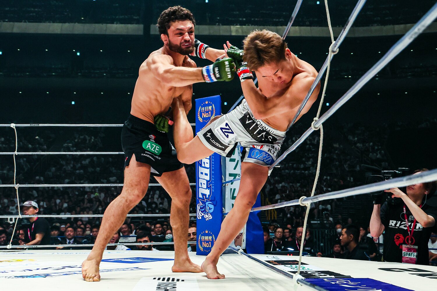 片足タックルで朝倉未来をロープ際に追いやり、鬼の形相でパンチを打ち込むケラモフ　©RIZIN FF Susumu Nagao