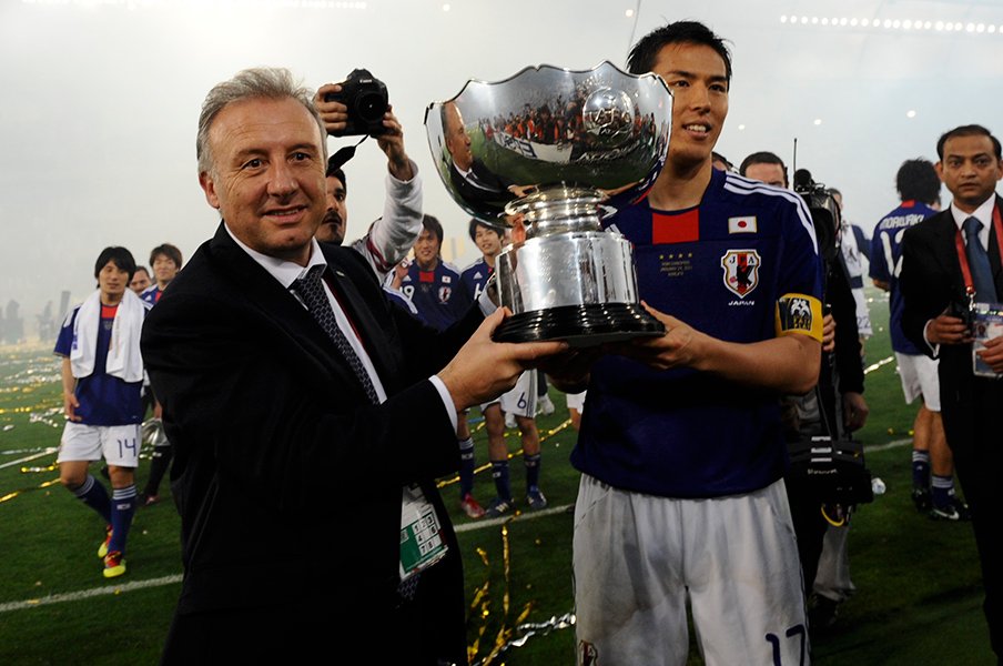 2011年アジア杯制覇時のザッケローニ監督と長谷部　©Takuya Sugiyama