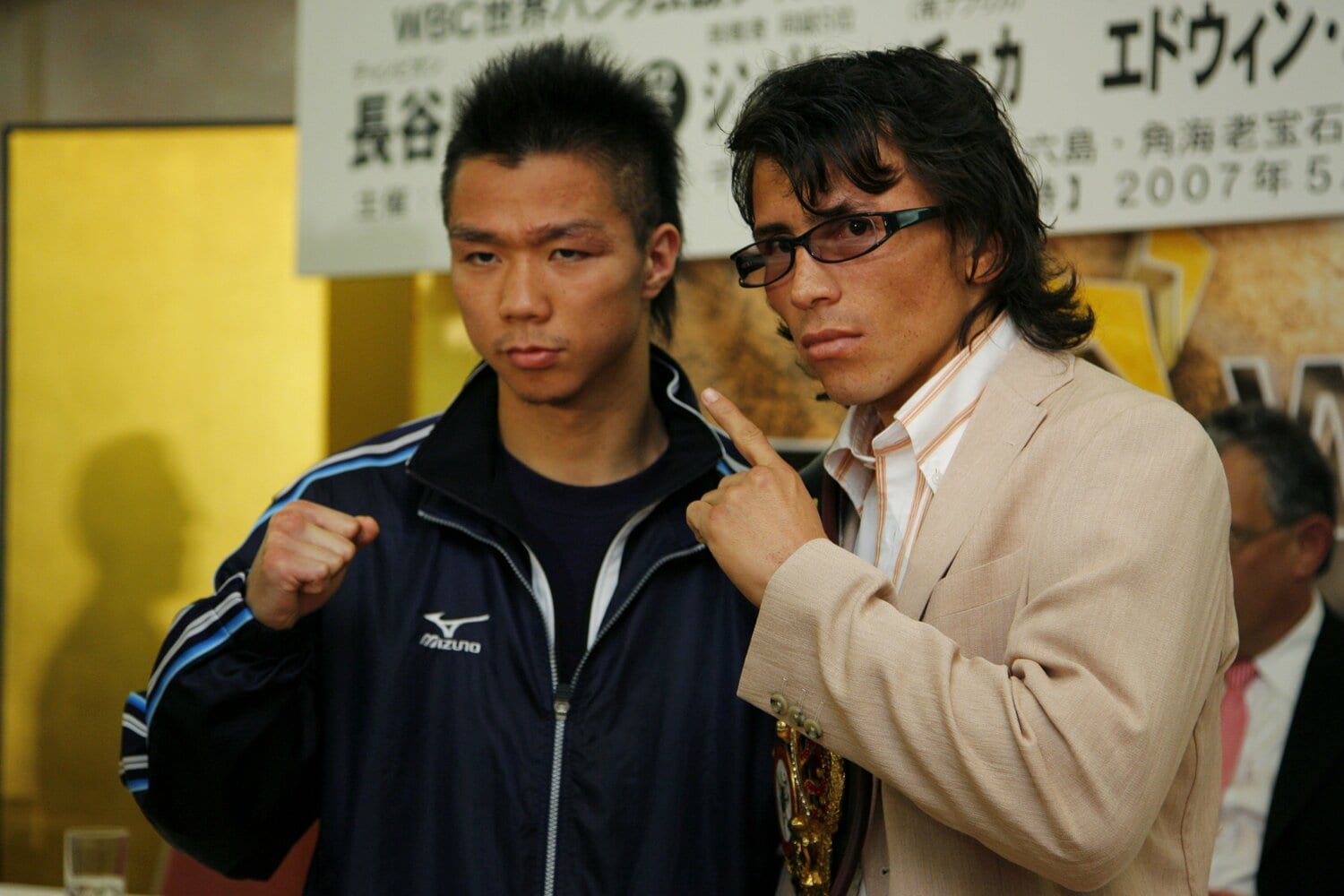 記者会見での本望信人とエドウィン・バレロ。2007年5月1日　©AFLO SPORT