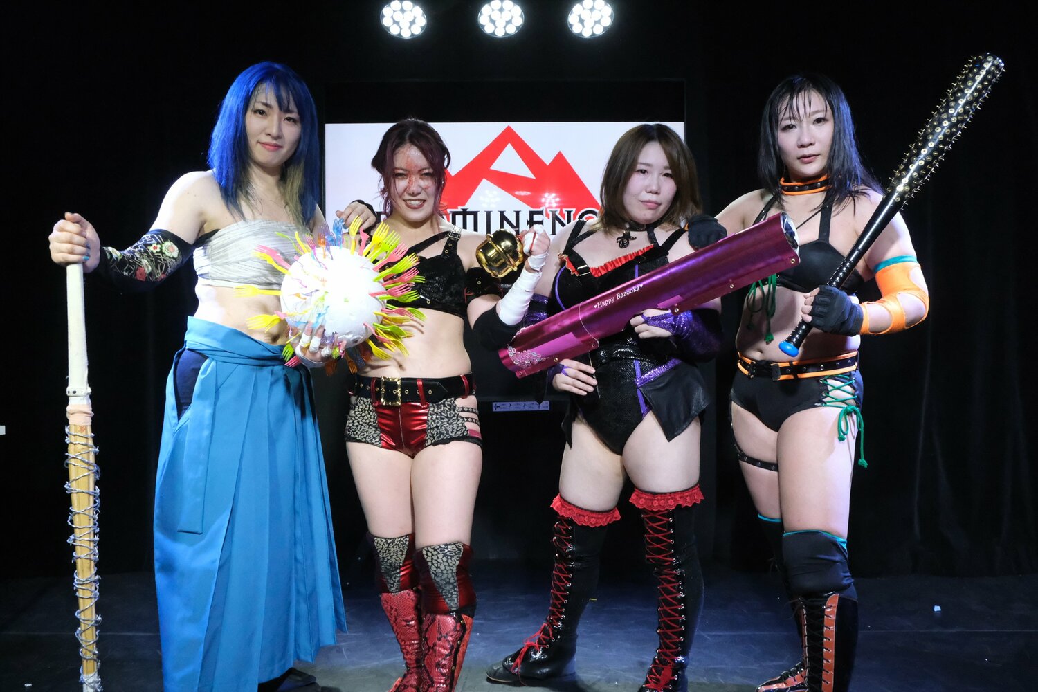 プロミネンスのメンバー。左から世羅りさ、鈴季すず、宮城もち、藤田あかね。欠場中の柊くるみは夏に復帰予定だ（クリックすると「この記事の写真」にとびます。流血等の過激な画像を含みますのでご注意ください）