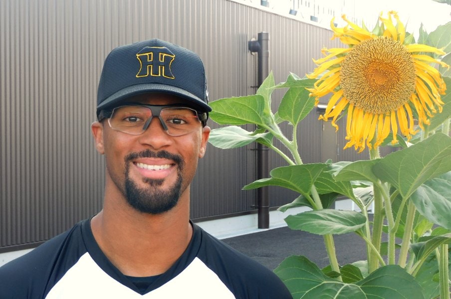 「好物はシオラーメン！」阪神電車も乗りこなす助っ人右腕が語る“日本愛”…原点はアジアで暮らした幼少期「自分が白人か黒人という分類を知る前に…」＜Number Web＞ photograph by Number Web