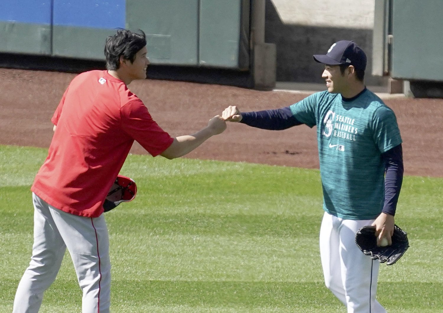 菊池雄星とグータッチする大谷©Kyodo News