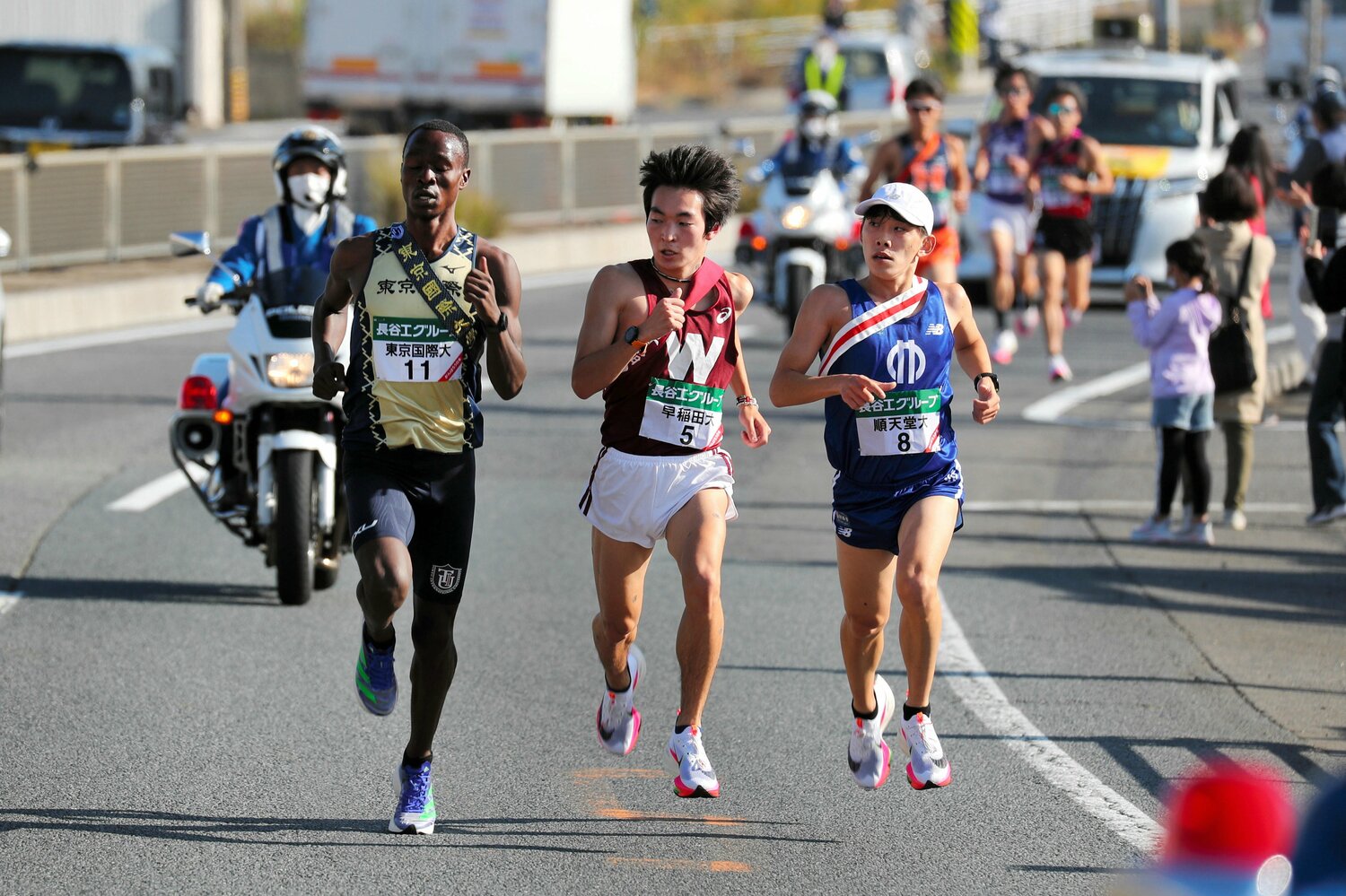 ３区で先頭に立つ東京国際大のヴィンセント（3年）を見詰める早大の中谷雄飛（4年）と順大の伊豫田達弥（3年）　©JIJI PRESS