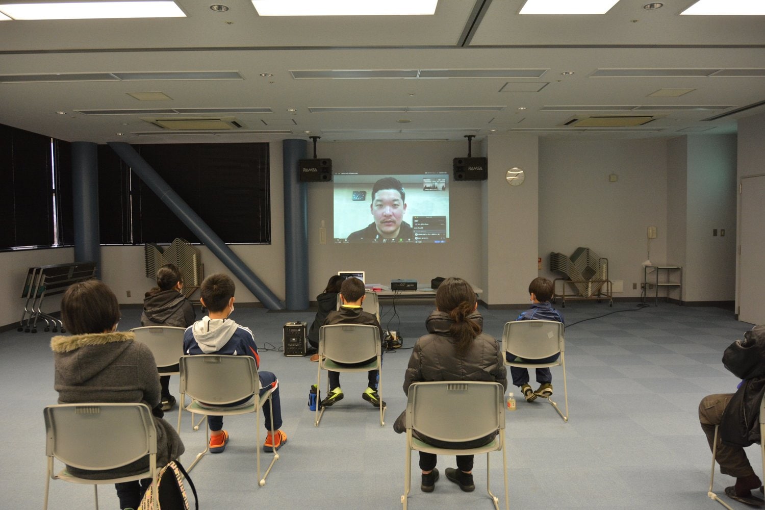 熱心に筒香の話を聞く子供たち